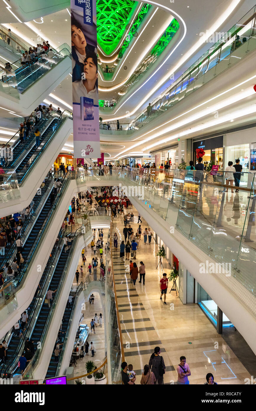 Modernes Einkaufszentrum Innenraum, Uniwalk Mall, der größten Mall in Shenzhen, China Stockfoto
