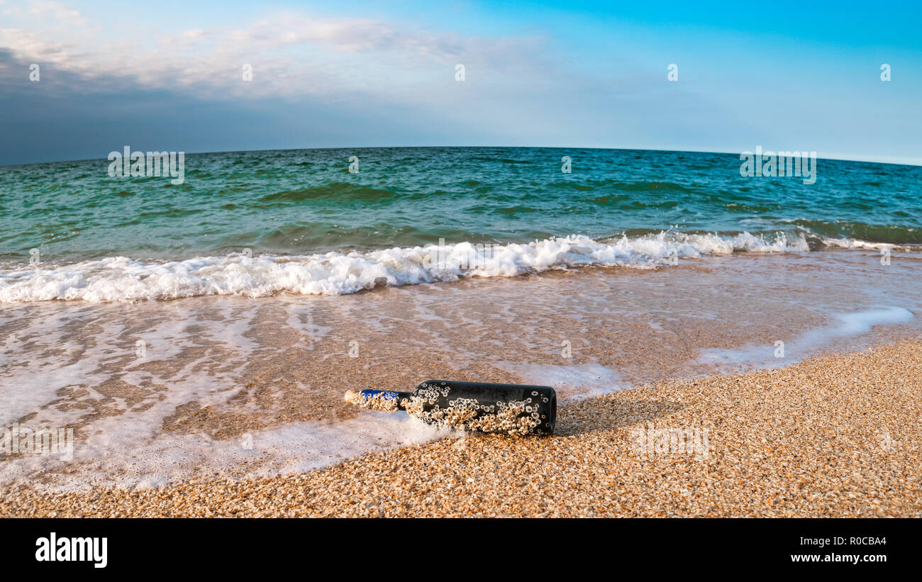 Eine Nachricht in einer Flasche mit korkgeschmack am leeren Strand Stockfoto