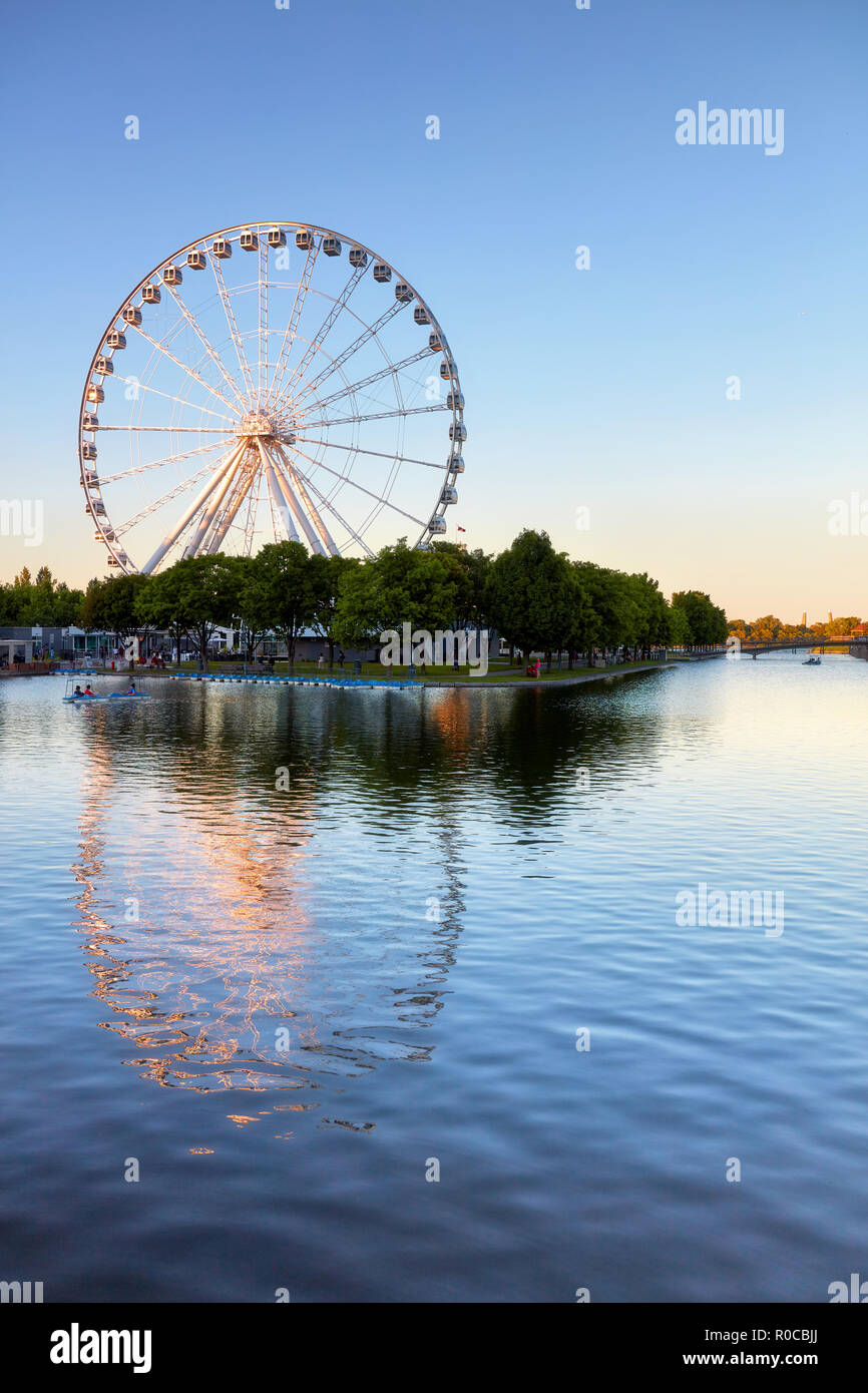 Montreal, Kanada - Juni, 2018: Riesenrad von Montreal (La Grande Roue de Montreal) und den See bei Sonnenuntergang. Stockfoto