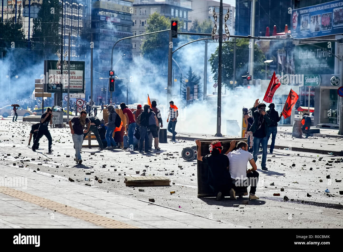 Die Demonstranten hinter den Barrikaden gegen die Polizei mit Steinen auf einer Straße mit Tränengas während Gezi-park Ereignisse in der Türkei fallen kämpfen Stockfoto