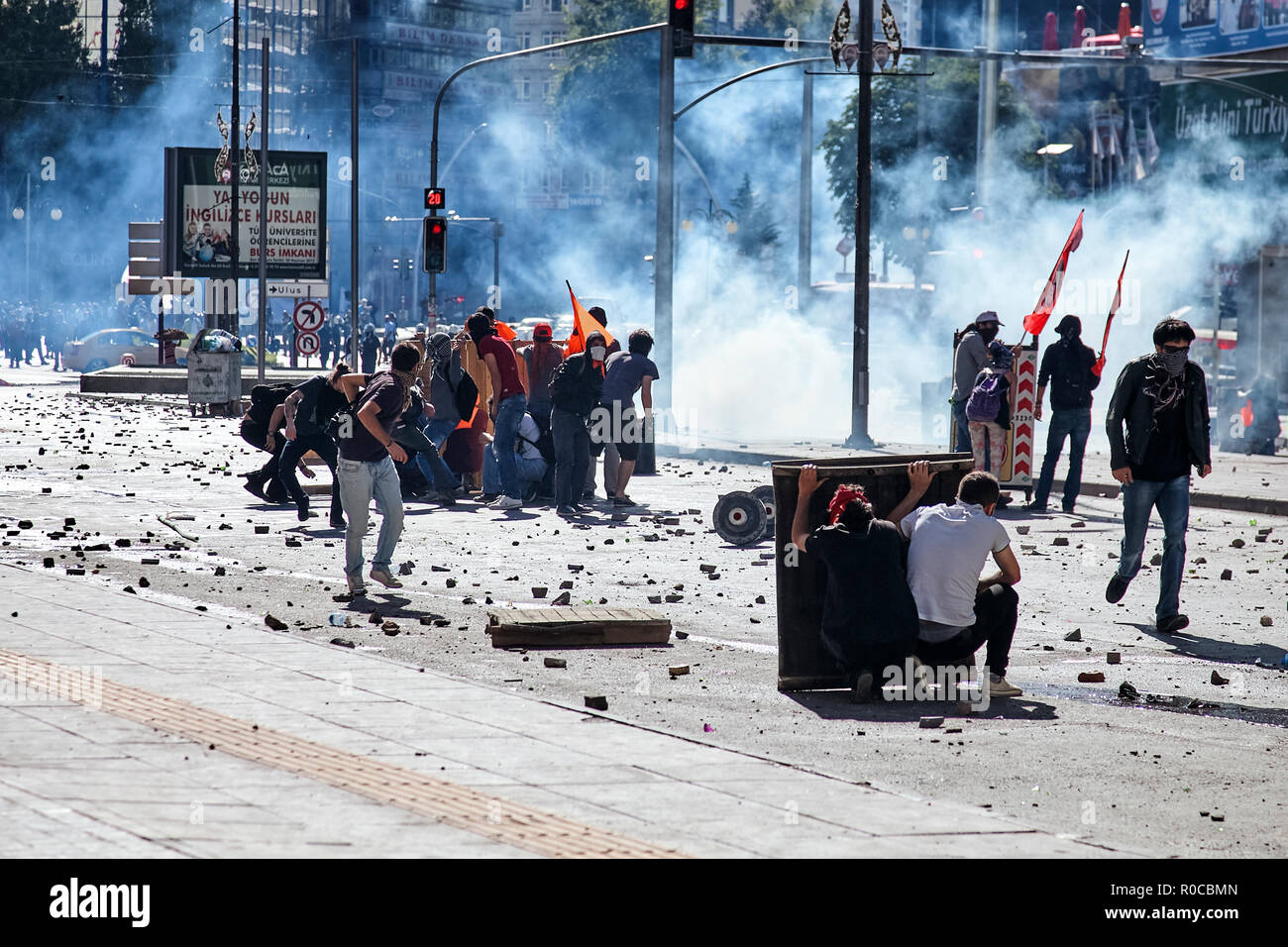 Die Demonstranten hinter den Barrikaden gegen die Polizei mit Steinen auf einer Straße mit Tränengas während Gezi-park Proteste in der Türkei fallen kämpfen Stockfoto