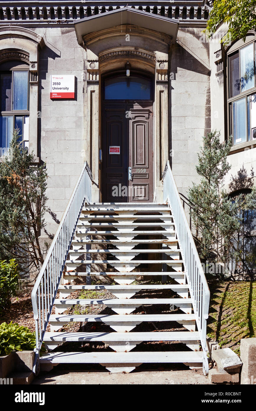 Antike hölzerne Tür und die Schritte von dem Eingang der Mc Gill University Raum Institut in Montreal, Quebec, Kanada. Stockfoto