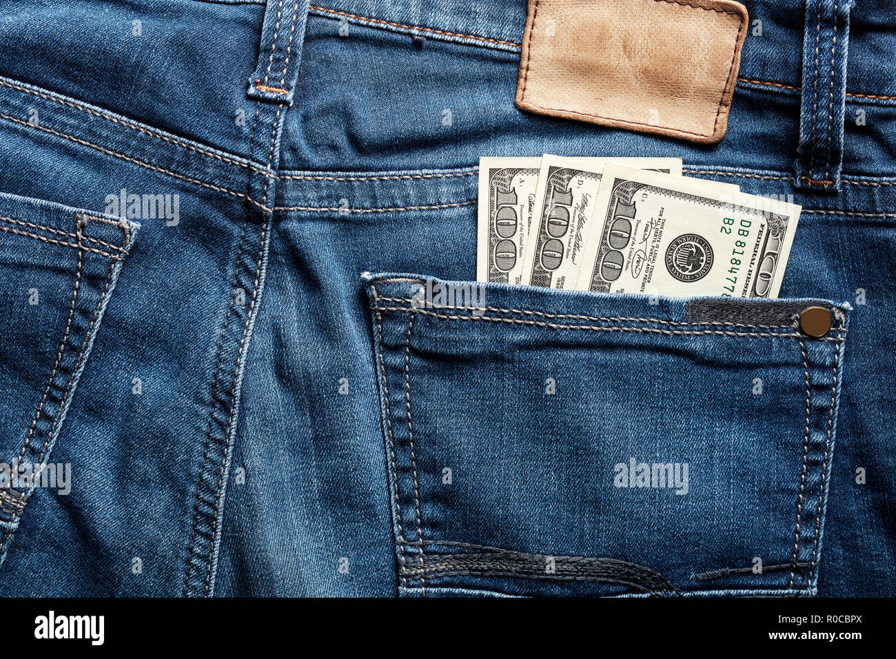 Ein Hundert-euro-Scheine in der Tasche auf der Rückseite der blauen Jean. Arbeiterklasse führen. Stockfoto