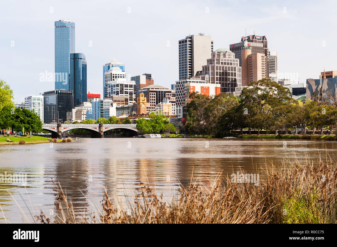 Melbournes CBD in Yarra River spiegeln. Stockfoto
