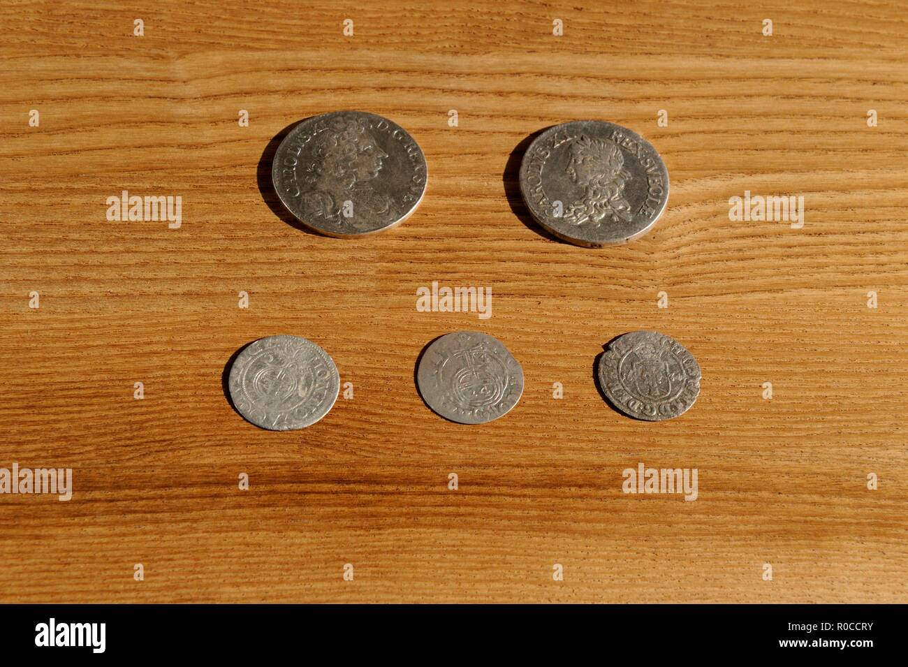 Hier sind die Silbermünzen aus den 1600er Jahren. Das richtige Profil des Königs Charles Xl (1655-1697) diente als König von 1660 bis zu seinem Tod. A2 Markierung c Stockfoto