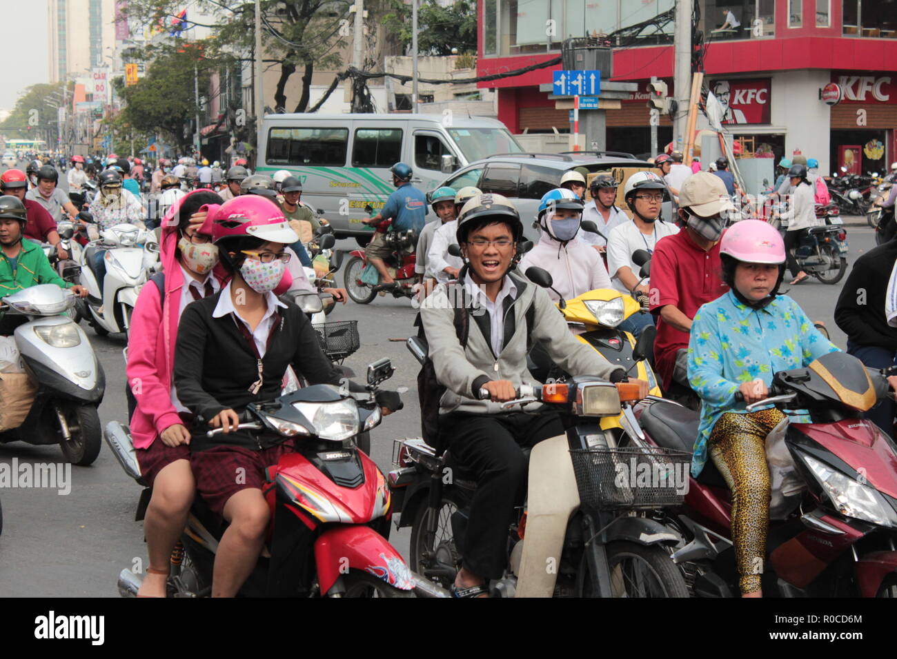 Saigon scooter Verkehr - Straße mit vielen Motorräder und Motorroller, Ho Chi Minh City, Vietnam Stockfoto