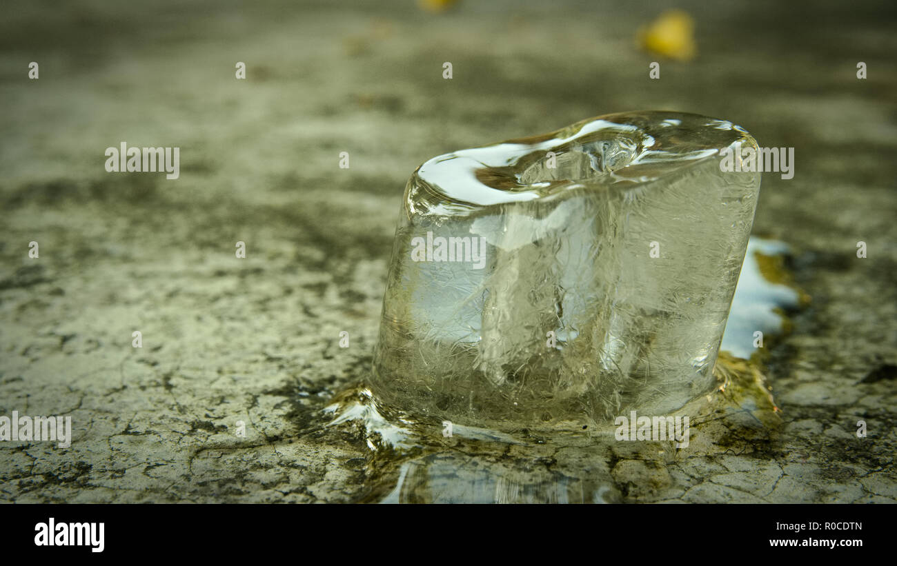 Ice tube Schmelzen auf Zementboden. Stockfoto