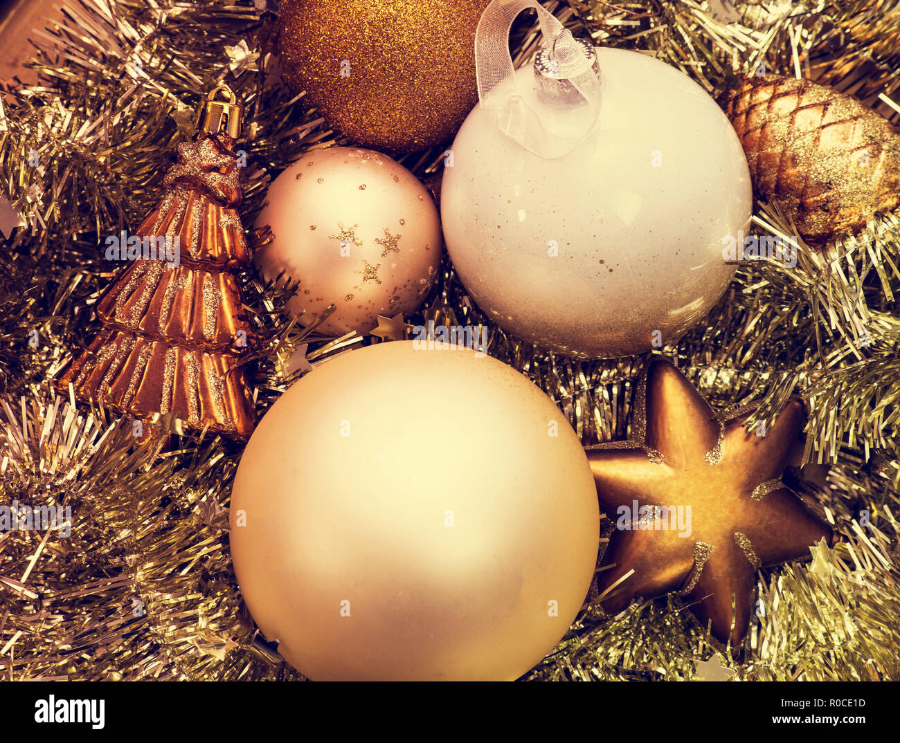 Nahaufnahme von Christbaumschmuck, gold Weihnachten Hintergrund funkelt  Stockfotografie - Alamy