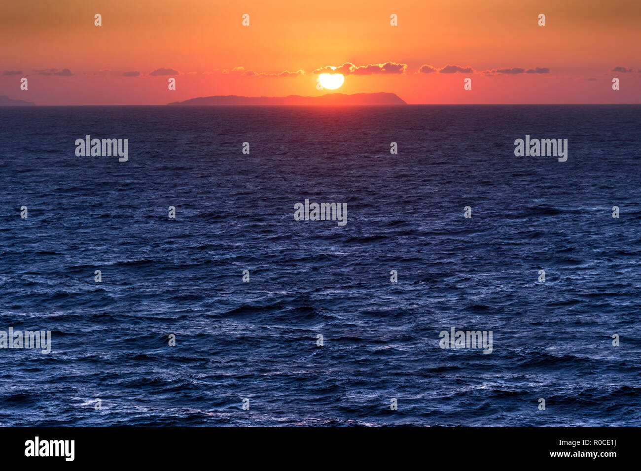 Horizont Meer bei Sonnenuntergang mit Insel isoliert. Die die schöne Erinnerung an seascape Sonnenuntergang zwischen den griechischen Inseln. Stockfoto