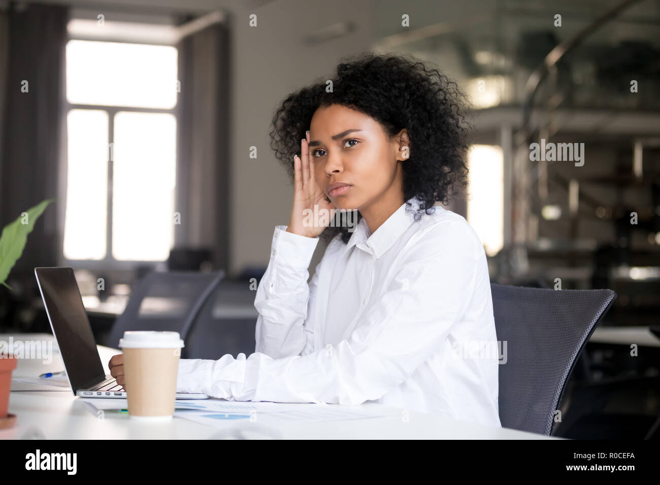 Nachdenklich afrikanischen Geschäftsfrau weg schauen Denken der busine Stockfoto