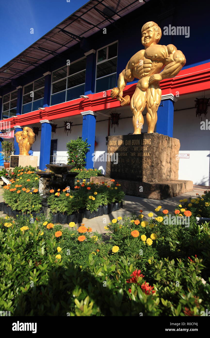 Goldene Statue von Dr. Gan Boon Leong in Melaka, Malaysia Stockfoto
