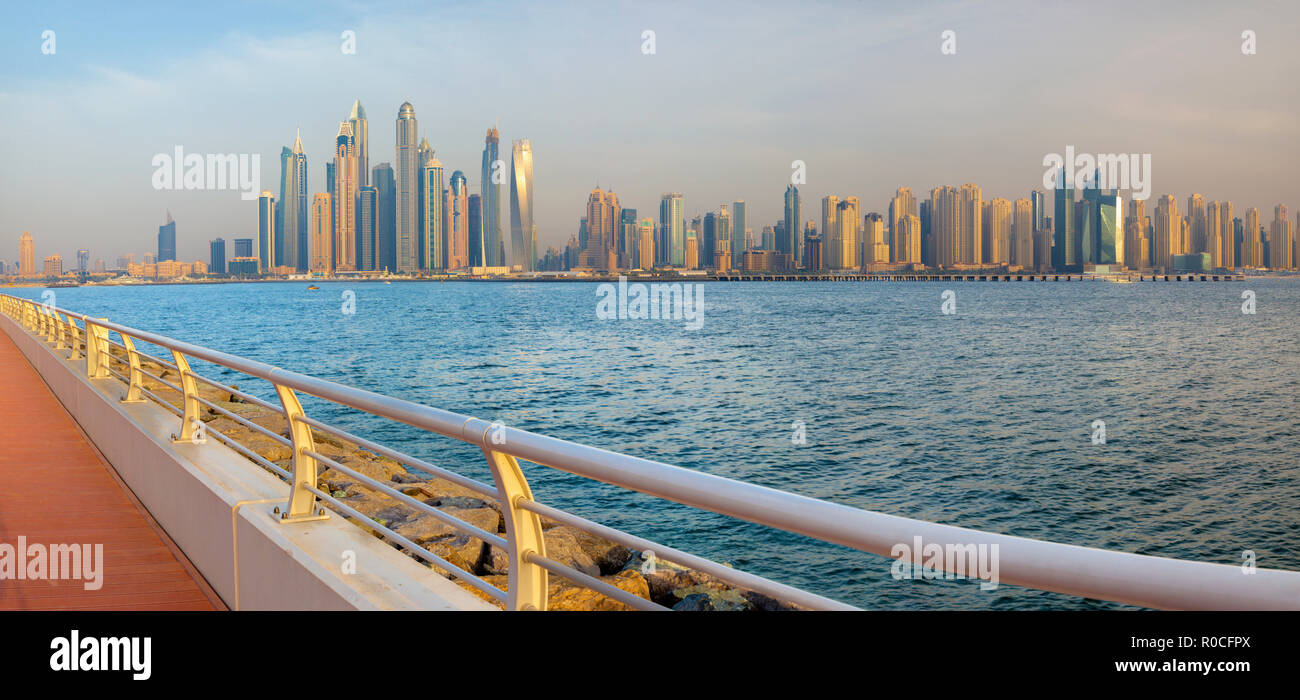 Dubai - der Abend Marina Towers von der Promenade von Palm Island. Stockfoto