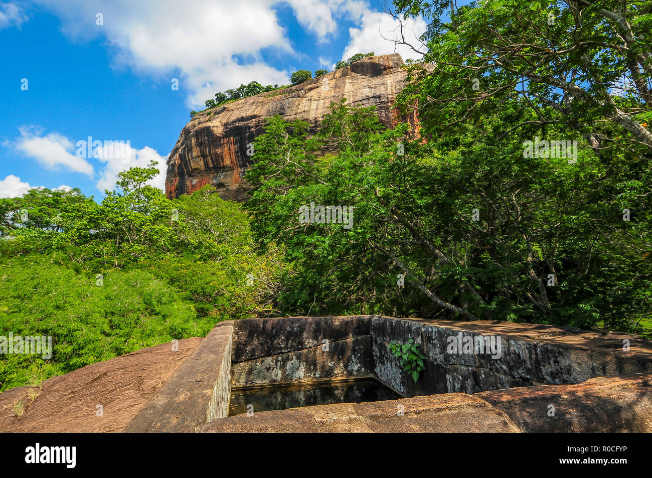 Ansicht von unten Sigiriya Felsen. Stockfoto