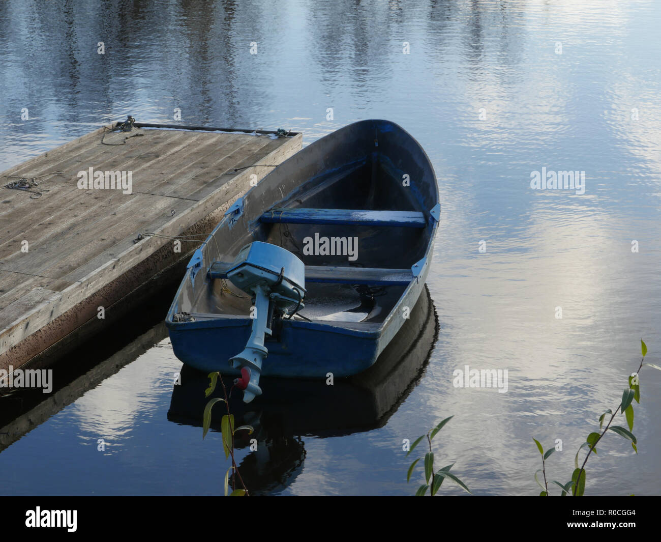 Altes Boot mit Aussenbordmotor am Steg vertäut Stockfoto