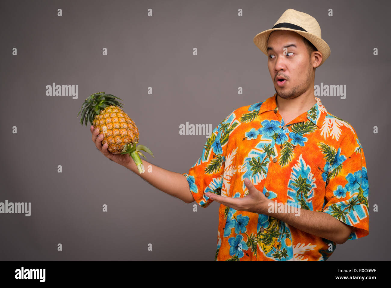 Portrait von jungen asiatischen touristische Mann mit Ananas Stockfoto