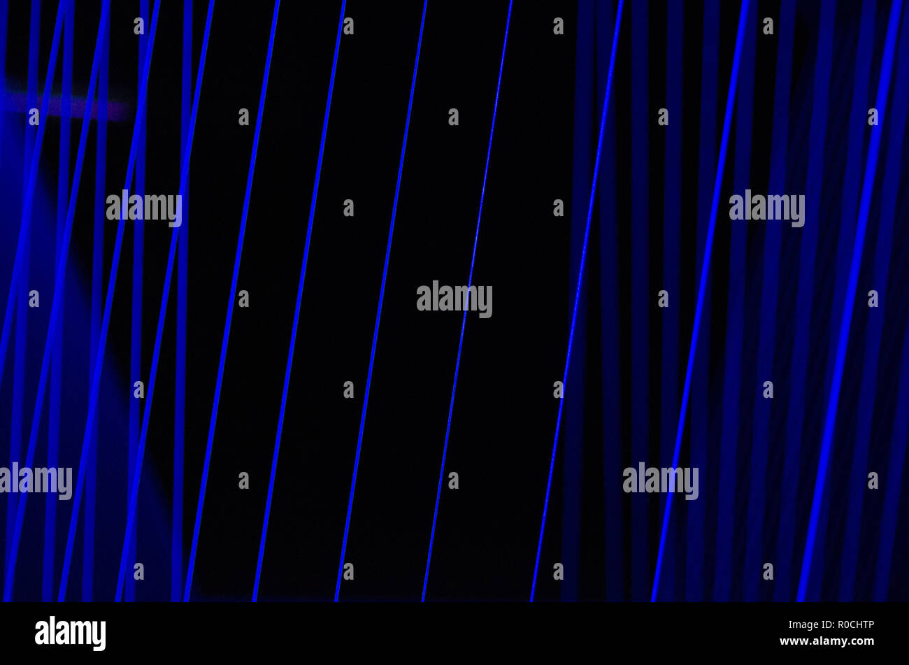 Blau Fibre Linien auf schwarzem Hintergrund Stockfoto