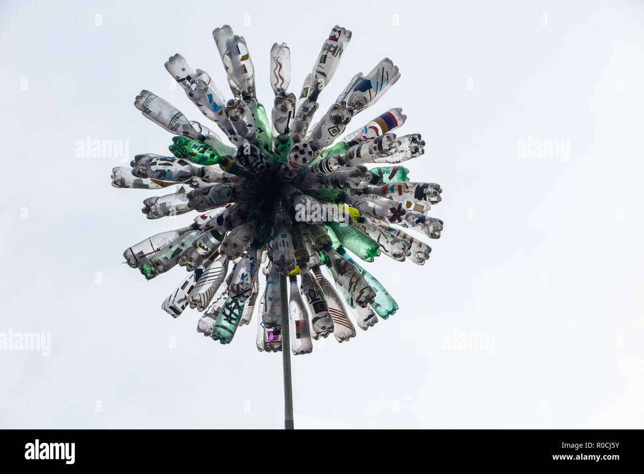 Artwork mit recycelten Flaschen ausserhalb der Stadt der Westminster School in London Stockfoto