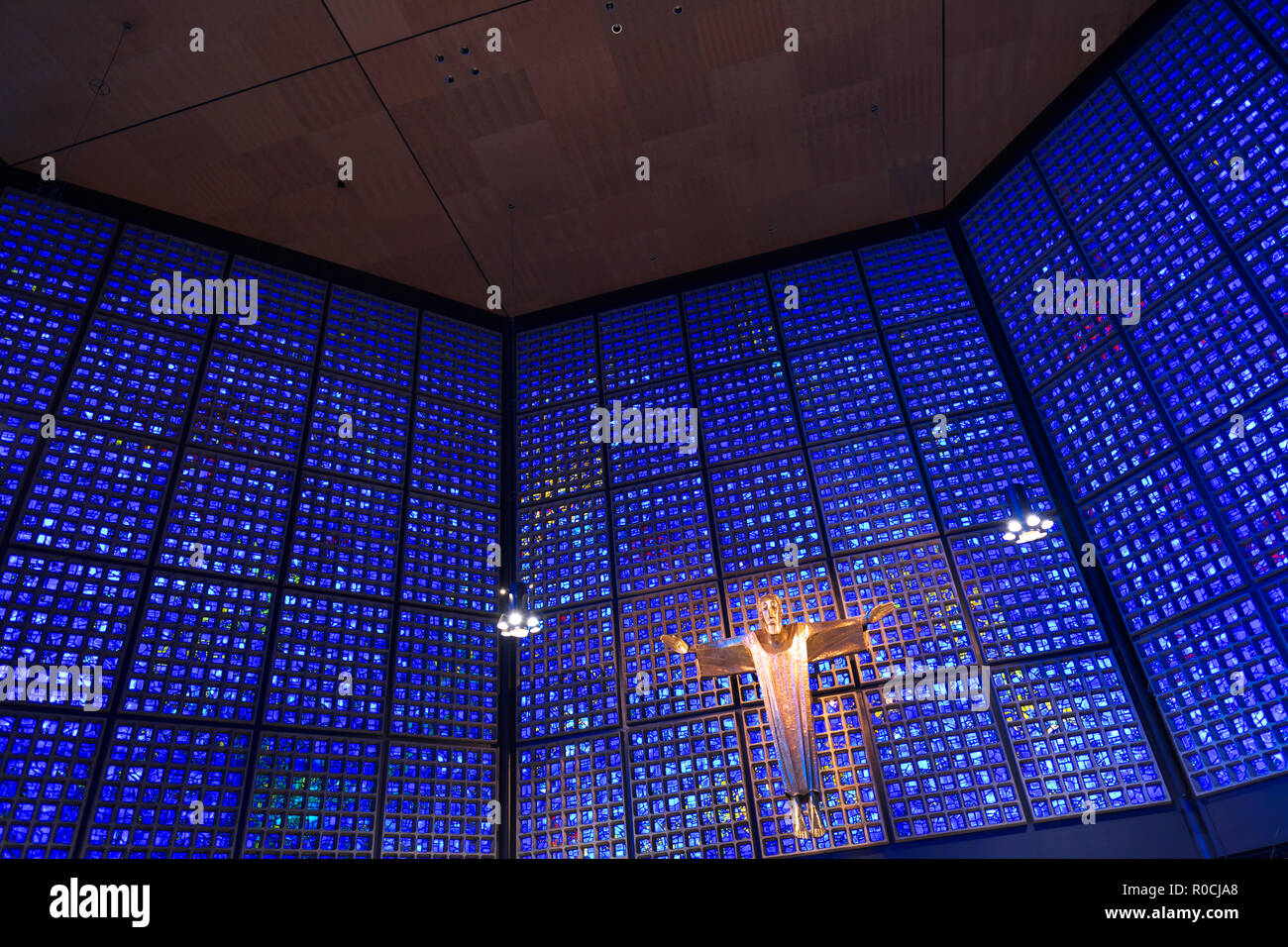 Berlin Deutschland - Hauptaltar in der modernen Kaiser Wilhelm - gedachtnis Kirche Kirche Gebäude Stockfoto