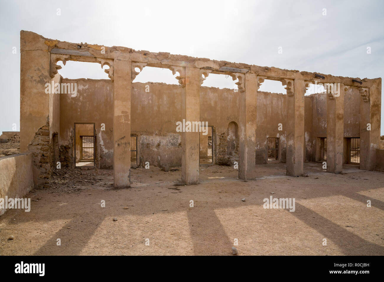 In den verlassenen Moschee. Antike alte arabische perlend und Fischerdorf Al Jumail, Katar ruiniert. Die Wüste an der Küste des Persischen Golfs. Verlassenes Dorf Stockfoto