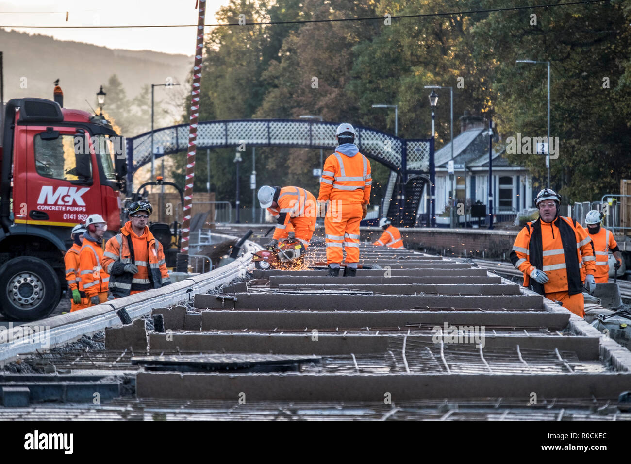 Rail Bauarbeiter Gebäude eine neue Plattform für die Station Stockfoto