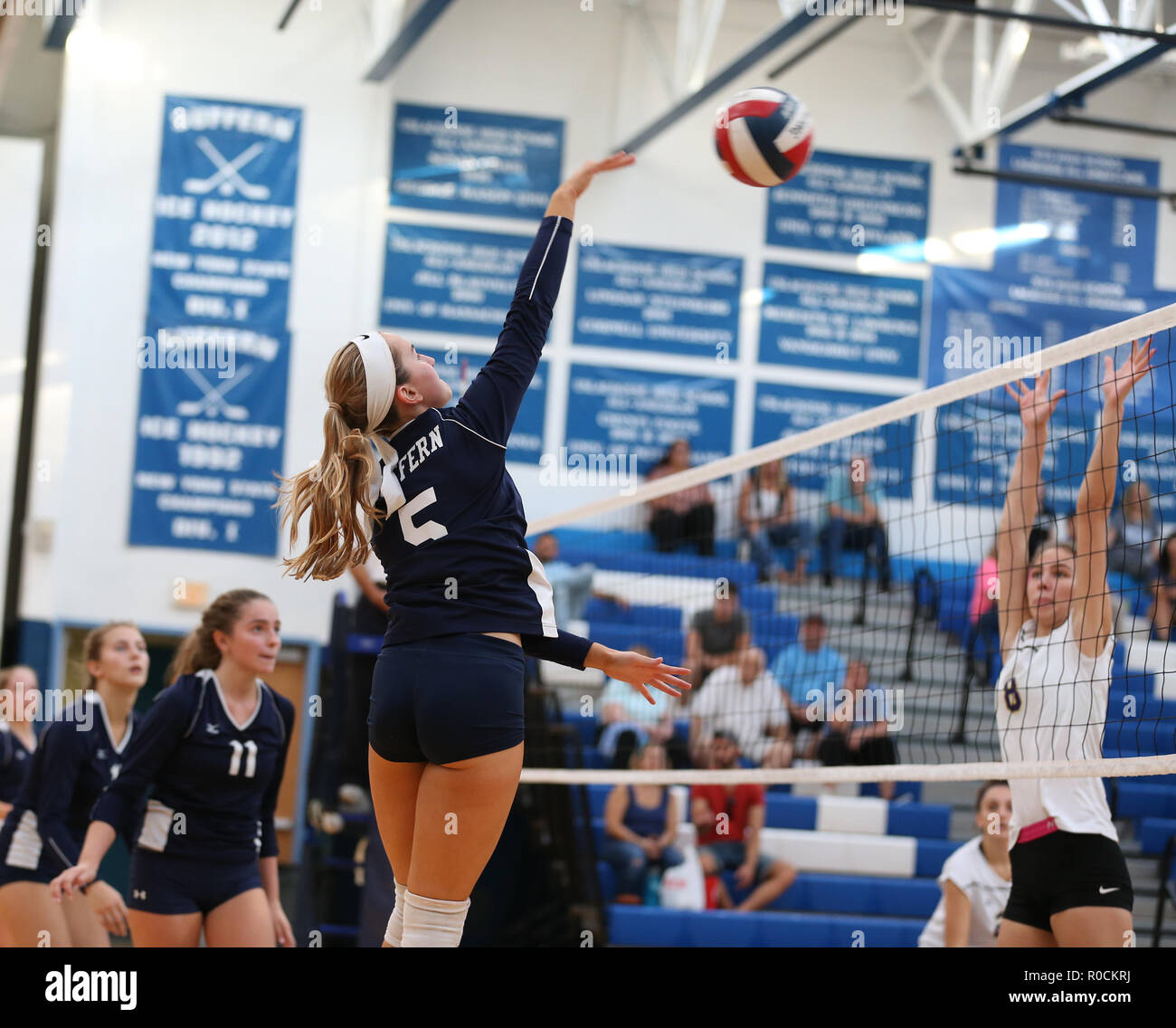 Girls High School Volleyball Spiel in einer High School Turnhalle Stockfoto