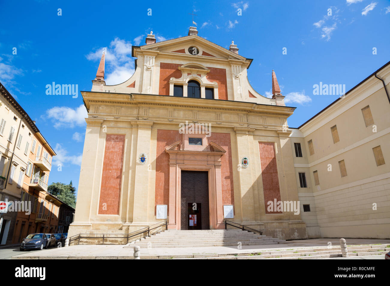 Reggio Emilia - die Fassade der Kirche Chiesa di San Pietro. Stockfoto