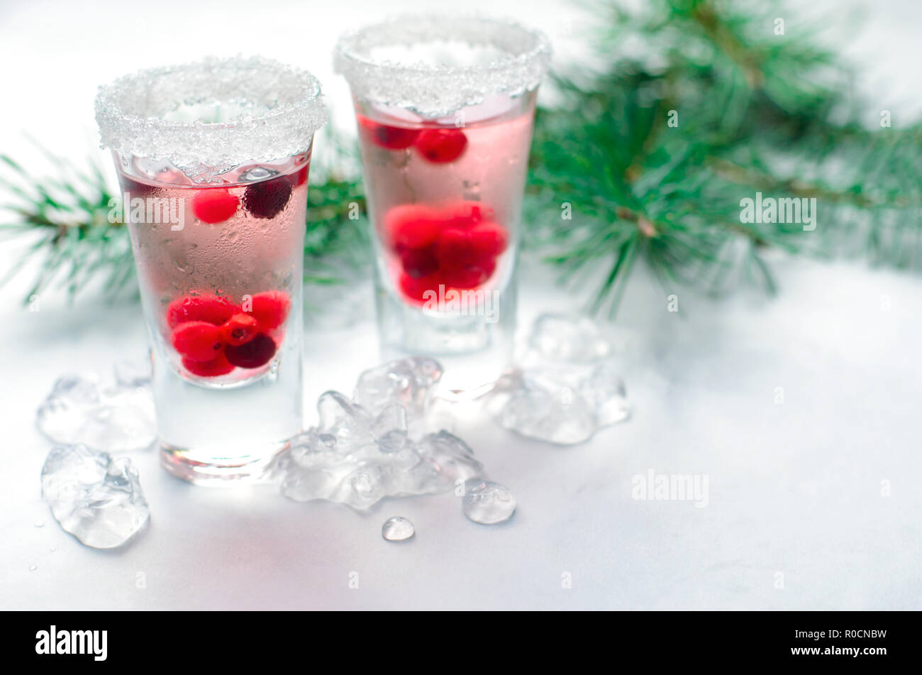 Cranberry Cocktail mit Eis auf weißem Hintergrund, erfrischendes Getränk Stockfoto