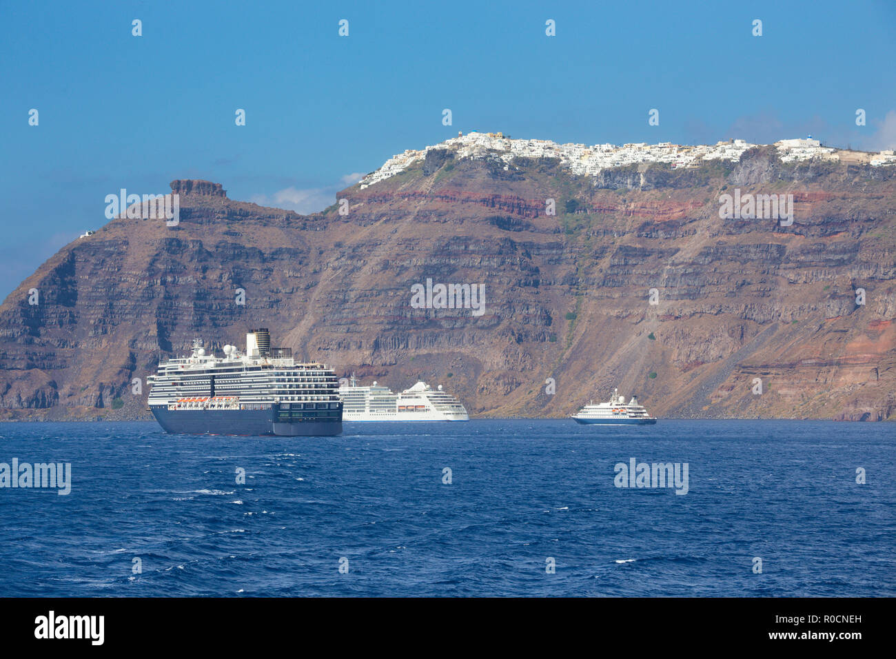 Santorini - die Klippen von Calera mit Kreuzfahrten mit Imerovigli und Skaros im Hintergrund. Stockfoto