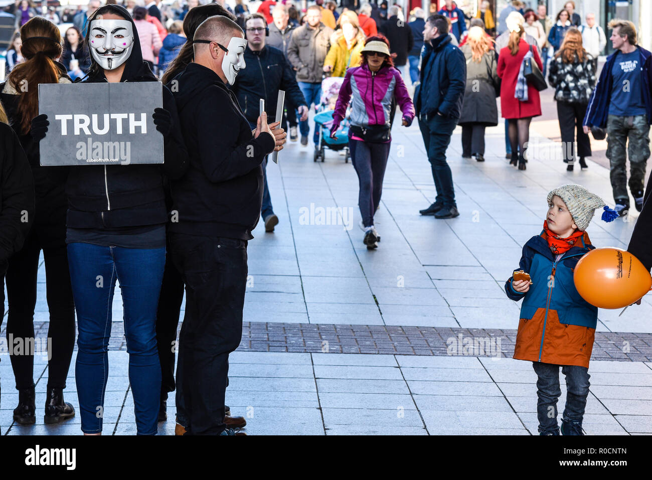 Anonym für die Stimmlosen Cube der Wahrheit in Southend on International Cube Tag. Animal Rights Protesters in der High Street, Southend On Sea, Essex, Großbritannien Stockfoto