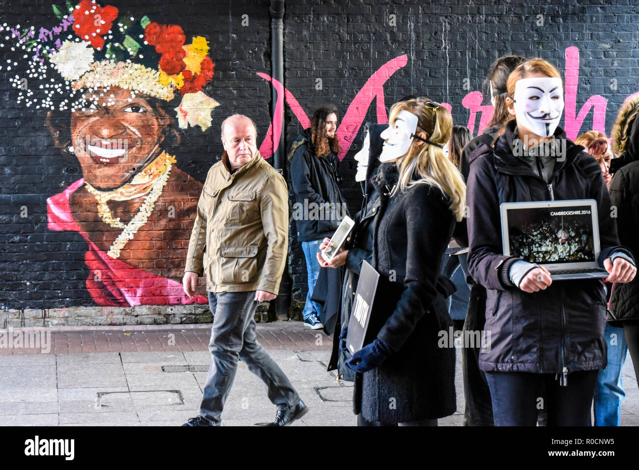Anonym für die Stimmlosen Cube der Wahrheit in Southend on International Cube Tag. Animal Rights Protesters in der High Street, Southend On Sea, Essex, Großbritannien Stockfoto