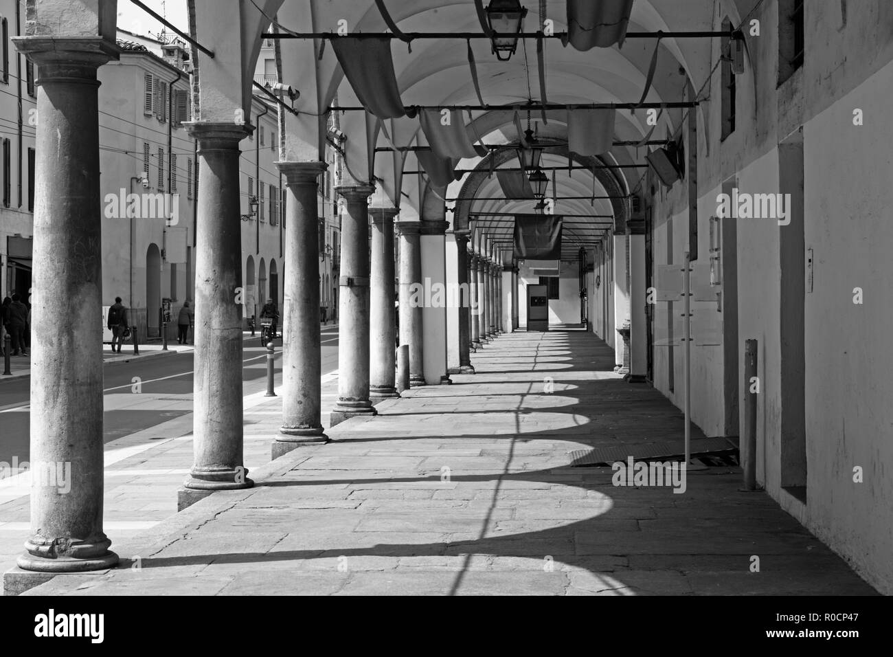 Parma - Die Säulengänge des Staatlichen Archiv Gebäude. Stockfoto