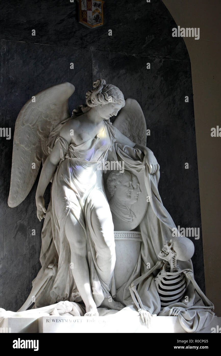 Lebensgroße Engel stützt sich auf ein Medaillon mit Profilen der Verstorbenen, mit Füßen einen ausgestreckten Skelett (der Tod), in Sherborne Kirche Stockfoto