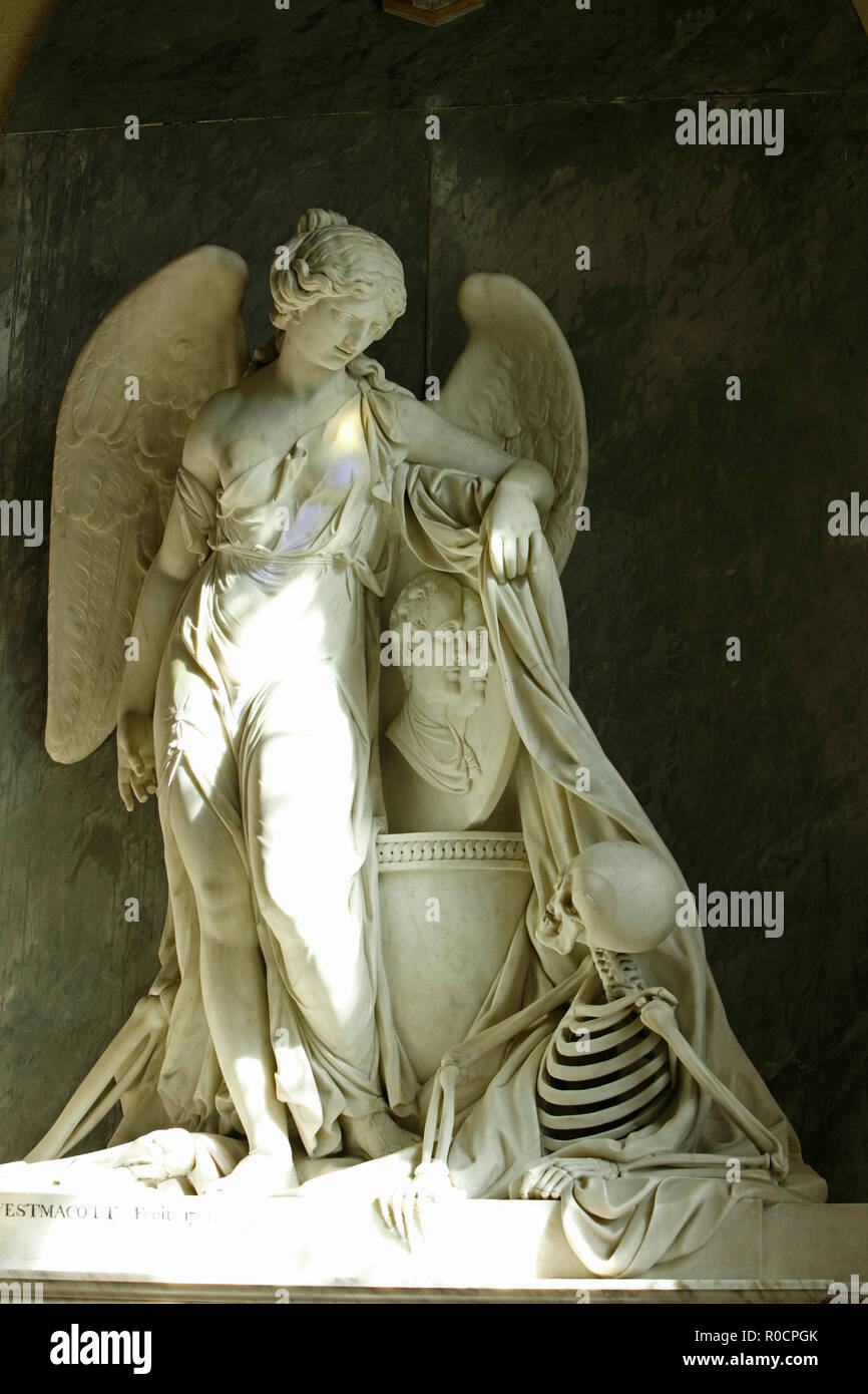 Lebensgroße Engel stützt sich auf ein Medaillon mit Profilen der Verstorbenen, mit Füßen einen ausgestreckten Skelett (der Tod), in Sherborne Kirche Stockfoto