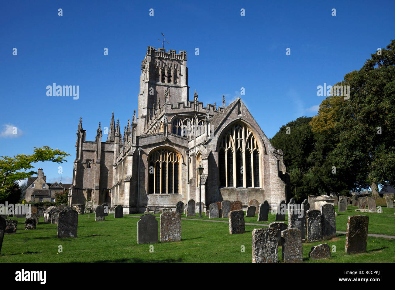 Äußere der Kirche St. Peter und Paul, Northleach, Gloucestershire, zeigen den Turm. Norman Architektur, Stockfoto