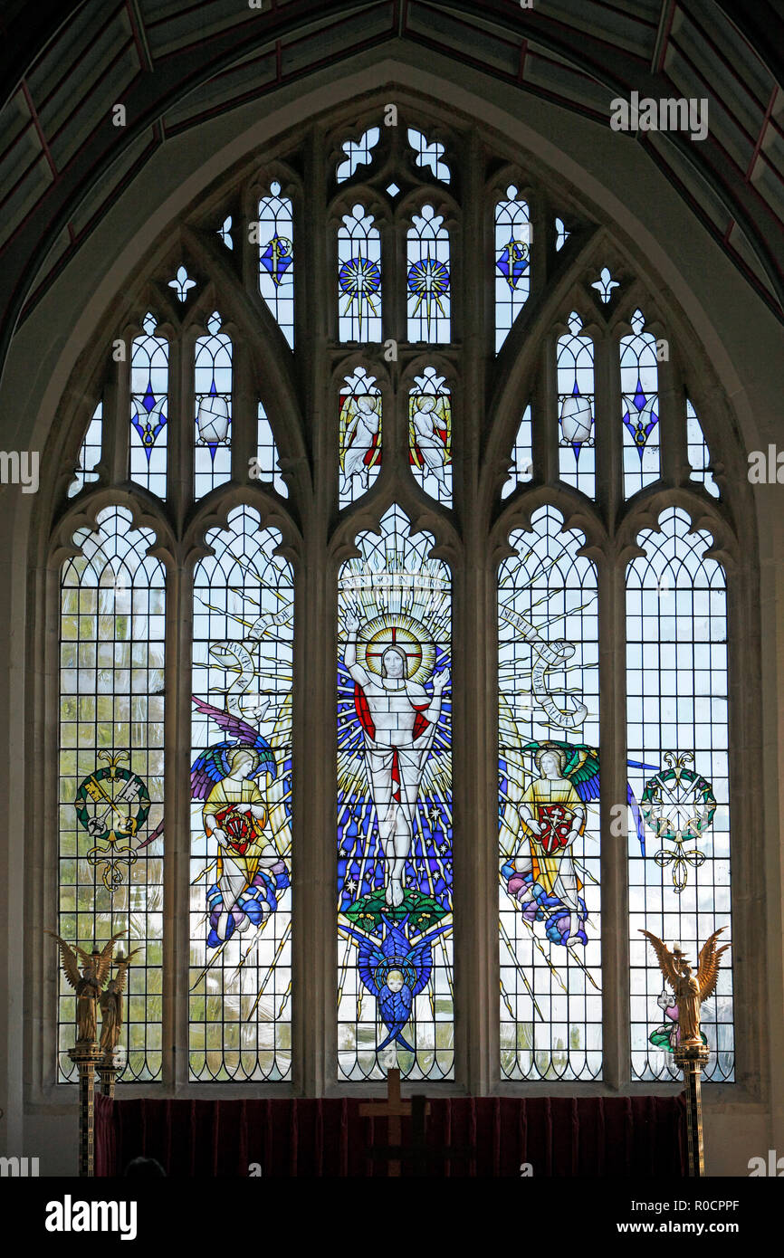 Glas, entworfen von Christopher Webb und 1963 gemacht. Kirche St. Peter und Paul, Northleach, Gloucestershire. Stockfoto