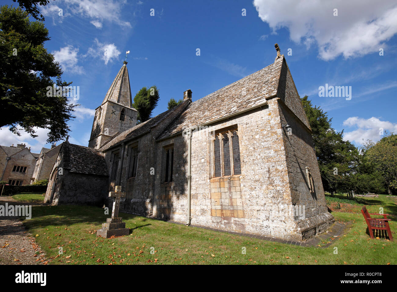 Normannische Kirche, St Bartholemew's und das Herrenhaus, Cotswolds Dorf Notgrove, Gloucestershire Stockfoto