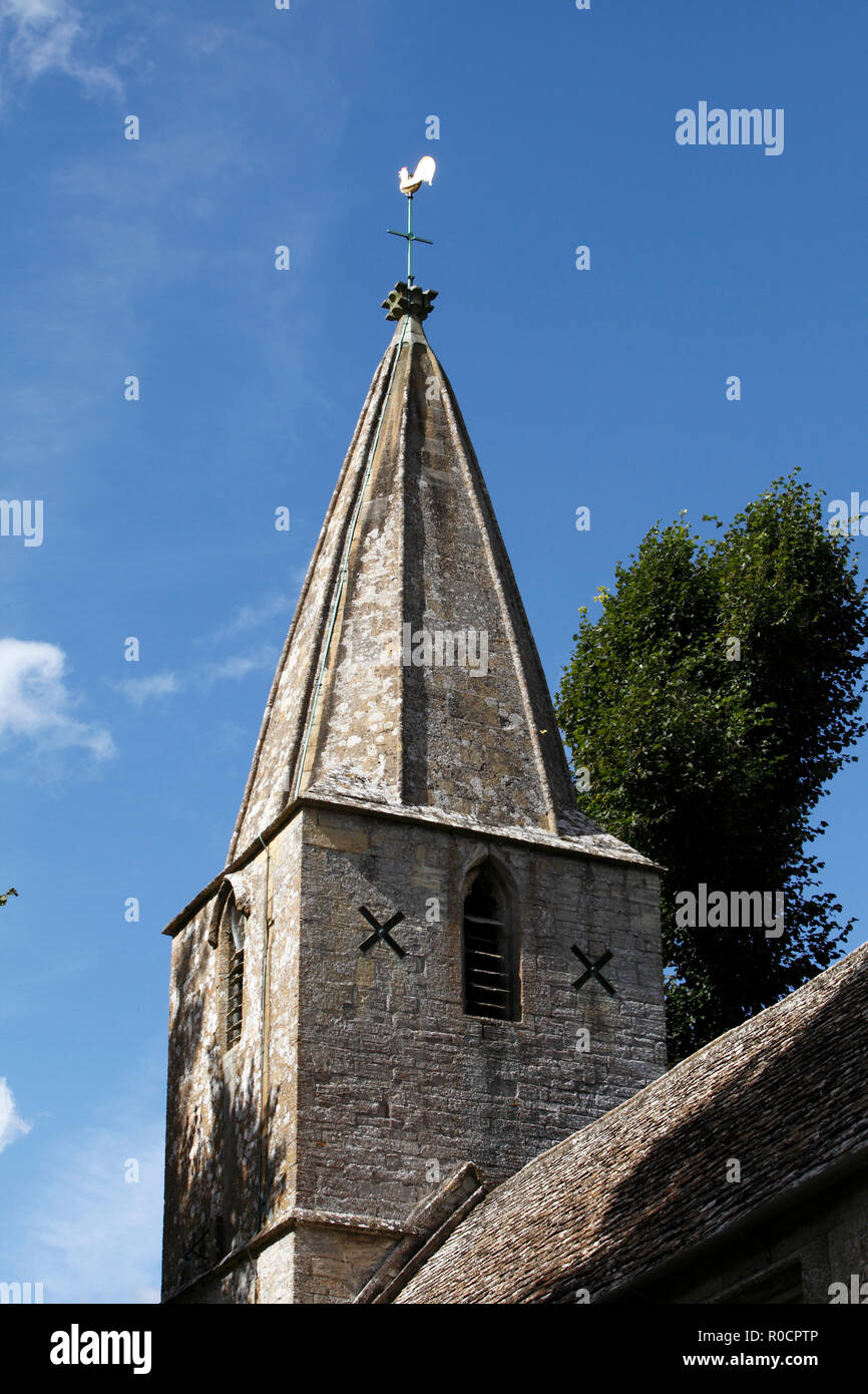 Normannische Kirche, St Bartholemew's und das Herrenhaus, Cotswolds Dorf Notgrove, Gloucestershire Stockfoto