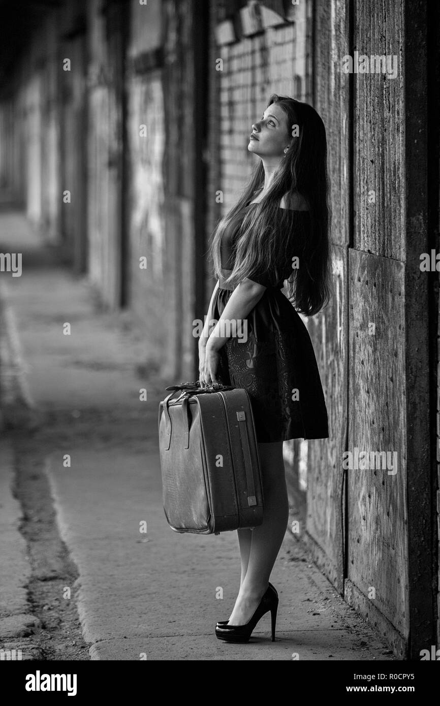 Frau mit Gepäck Stockfoto