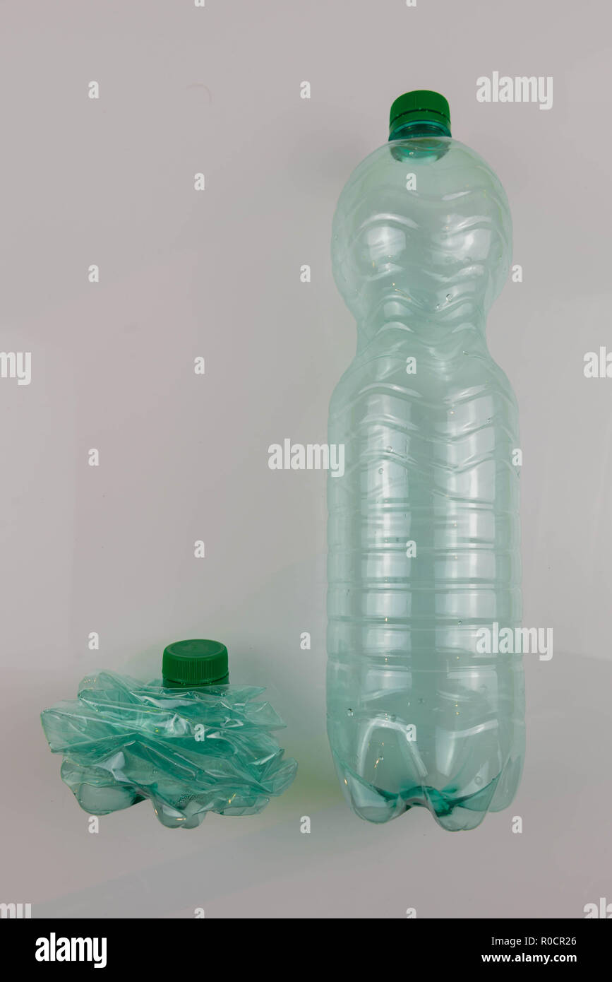 Zerkleinert und uncrushed PET-Flasche auf einem weißen Hintergrund isoliert Stockfoto