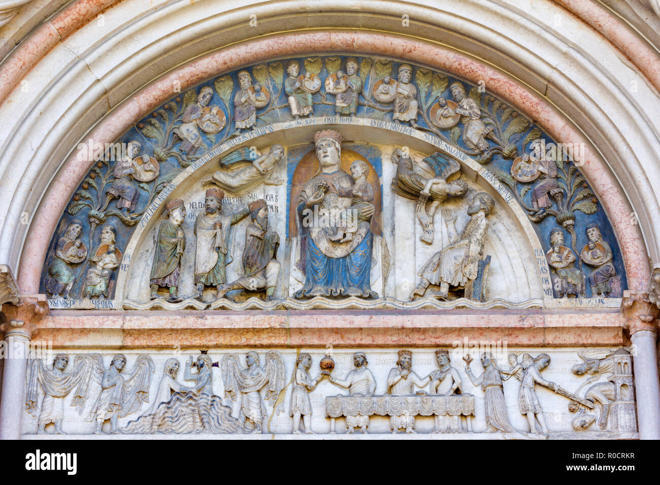 Parma - Die romanische Relief Madonna mit Kind unter den Patriarchen und Szenen aus dem Leben des Hl. Johannes des Täufers auf Portal der Taufkapelle. Stockfoto