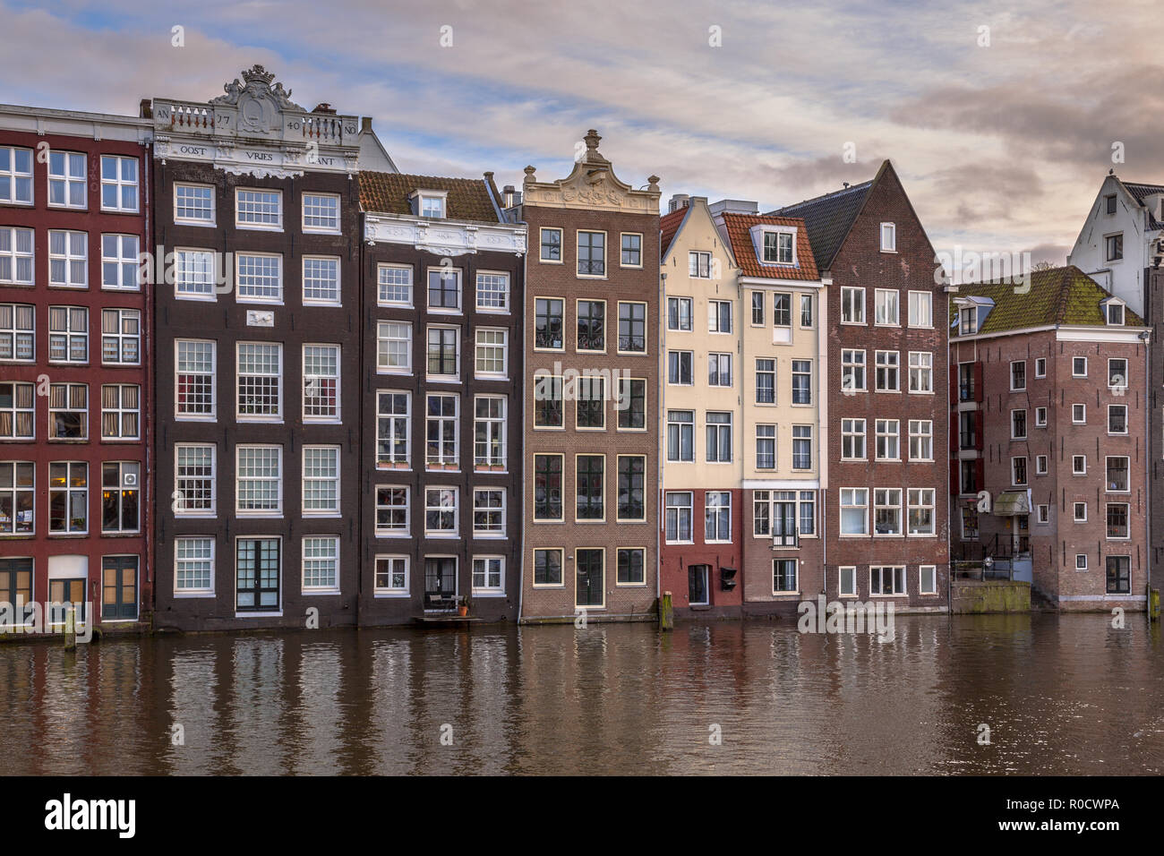 Bunte traditionelle canal Häuser am Wasser, in der Damrak im UNESCO Weltnaturerbe von Amsterdam Stockfoto