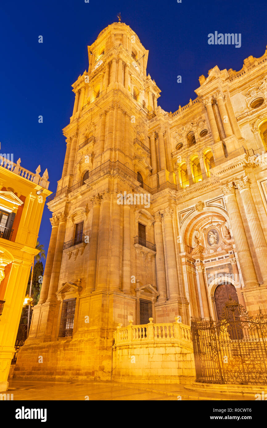 Malaga - Turm der Kathedrale in der Abenddämmerung Stockfoto