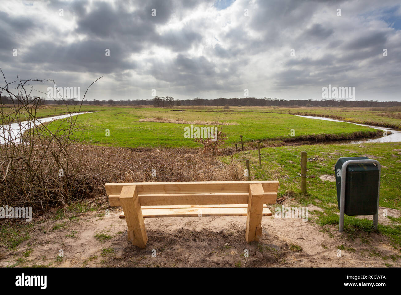 Sitz ruht mit Blick auf das Flusstal der Drentsche Aa, Drenthe, Niederlande Stockfoto