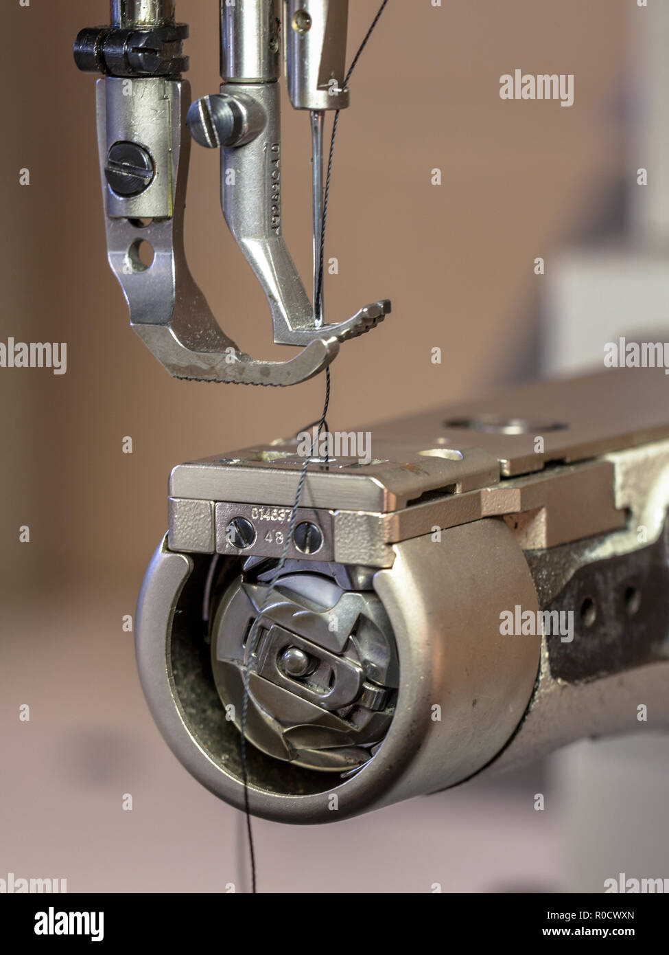 Professionelle Leder Nähmaschine mit Nadel einsatzbereit Stockfoto