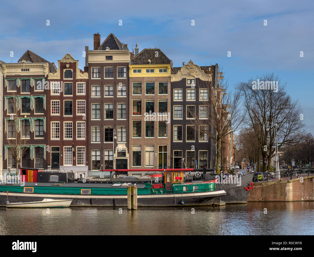 Bunte traditionelle canal Häuser und Boote in das UNESCO-Weltkulturerbe von Amsterdam an der Ecke von Amstel und Nieuwe Prinsengracht Stockfoto