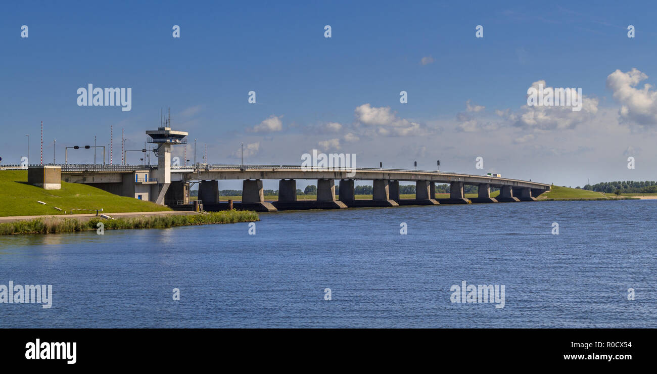 Riesige konkrete Brücke über einem langen Wasserstraße in den Niederlanden Stockfoto
