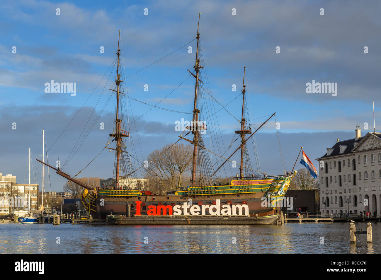 Der Vertrag von Amsterdam war ein aus dem 18. Jahrhundert Frachtschiff der Dutch East India Company vor dem Scheepvaartmuseum im UNESCO Welterbe verankert s Stockfoto