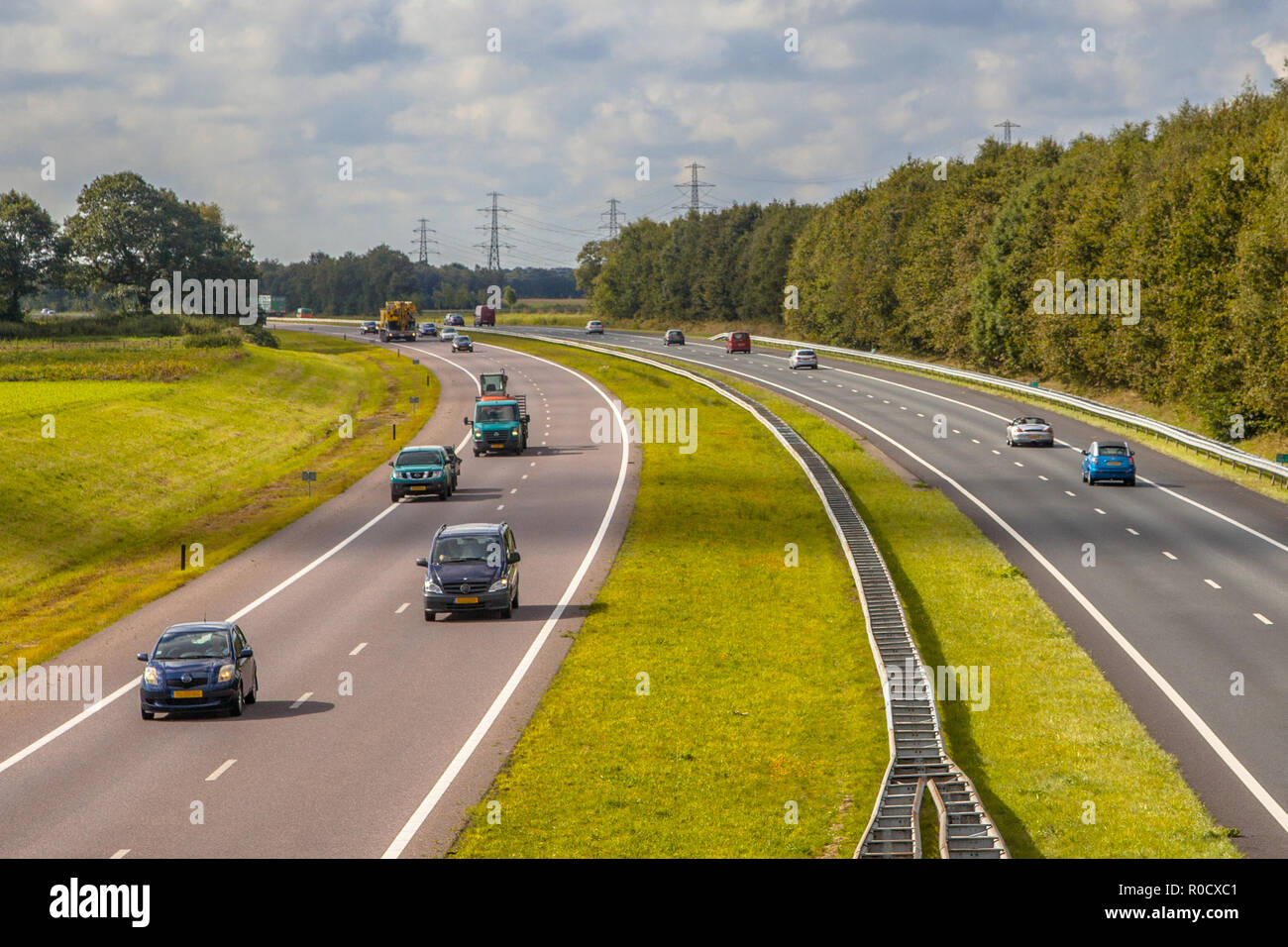 Rechten Motor Verkehr auf der Autobahn A28. Eine Der bussiest Autobahnen in den Niederlanden Stockfoto