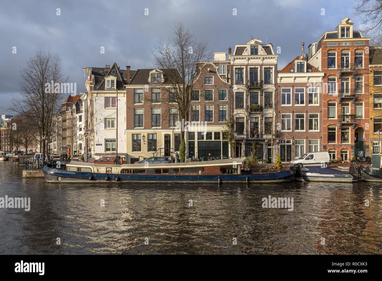 Haus Boote und historischen Grachtenhäusern auf der Zwanenburgwal in Amsterdam Stockfoto