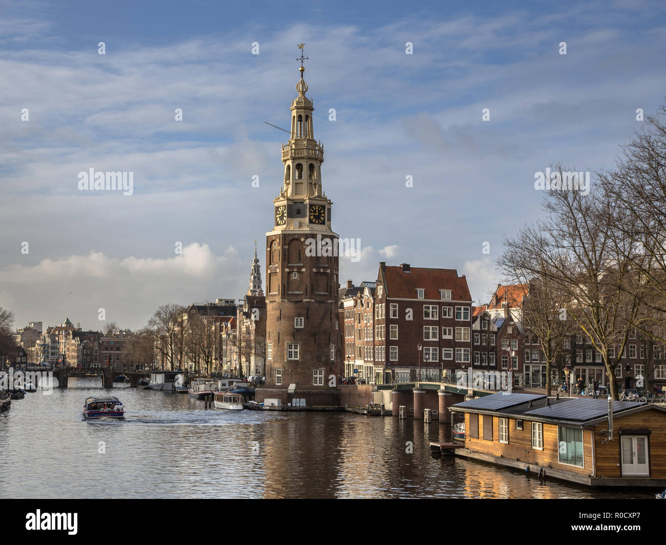 Der Turm Montelbaanstoren mit Hausbooten und historische Grachtenhäuser in Amsterdam Stockfoto